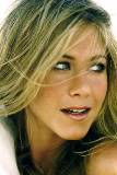 Jennifer Aniston mirando hacia el Costado